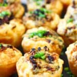 tartaletas de queso azúl y cebolla caramelizada sobre una pizarra.