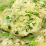 pescado con salsa verde en un plato.