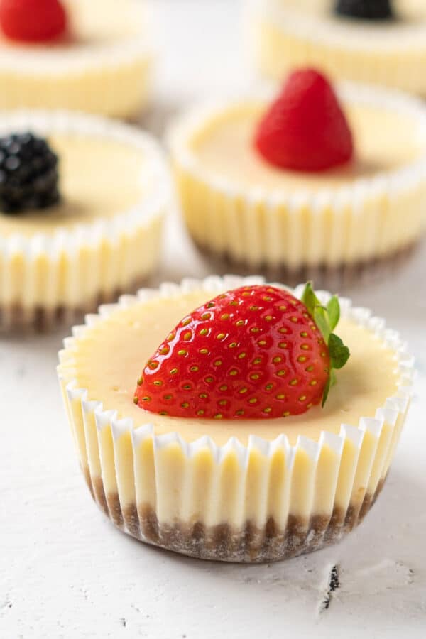 mini cheesecakes sobre la mesa.