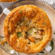 un bol con pastel de pollo.