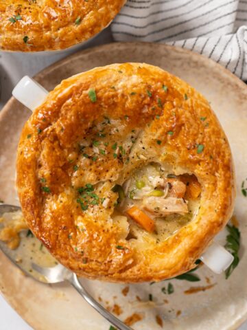 un bol con pastel de pollo.