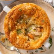 un bol de pastel de pollo.