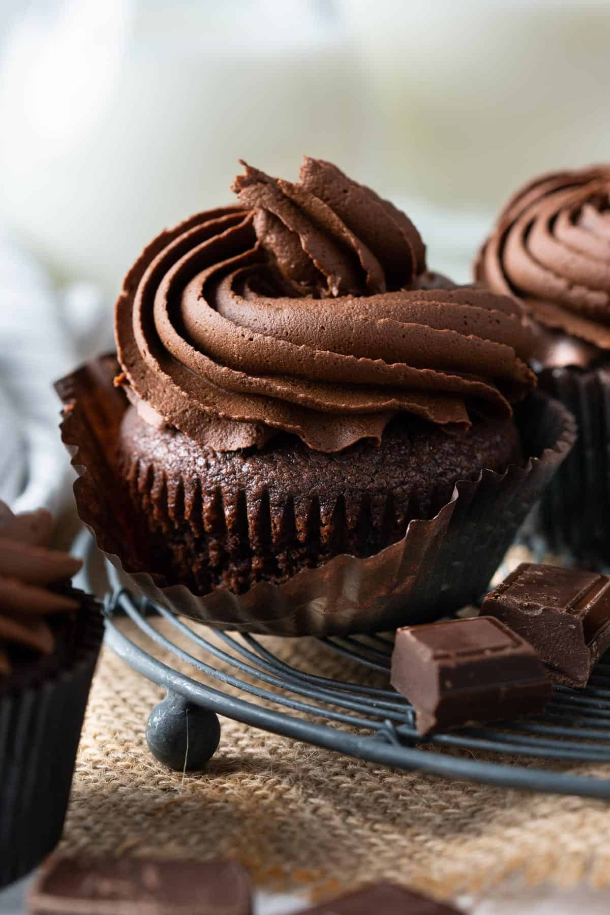 Cupcake de chocolate saludable sin el papel.