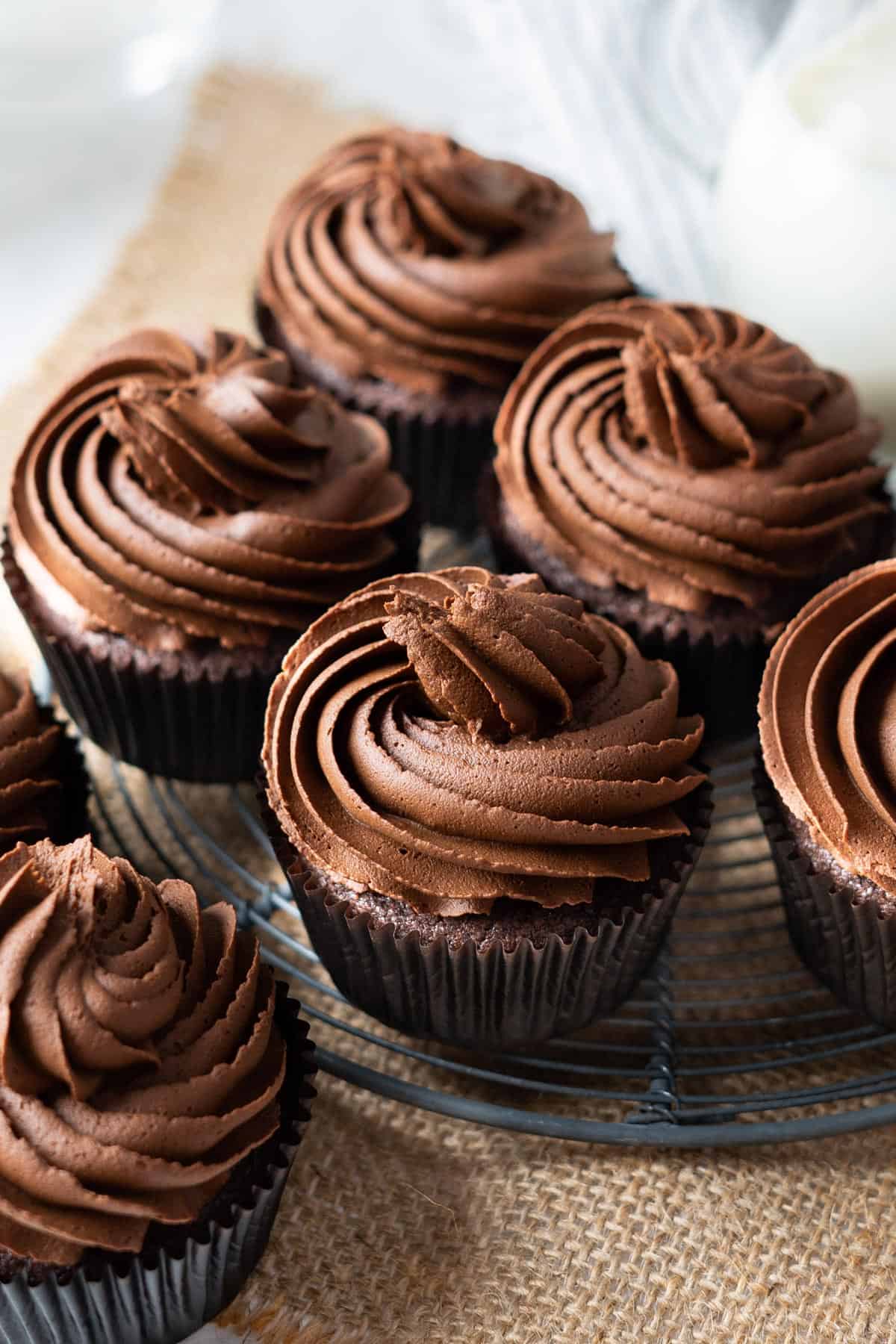 Cupcakes de chocolate saludables sobre una rejilla enfriando.