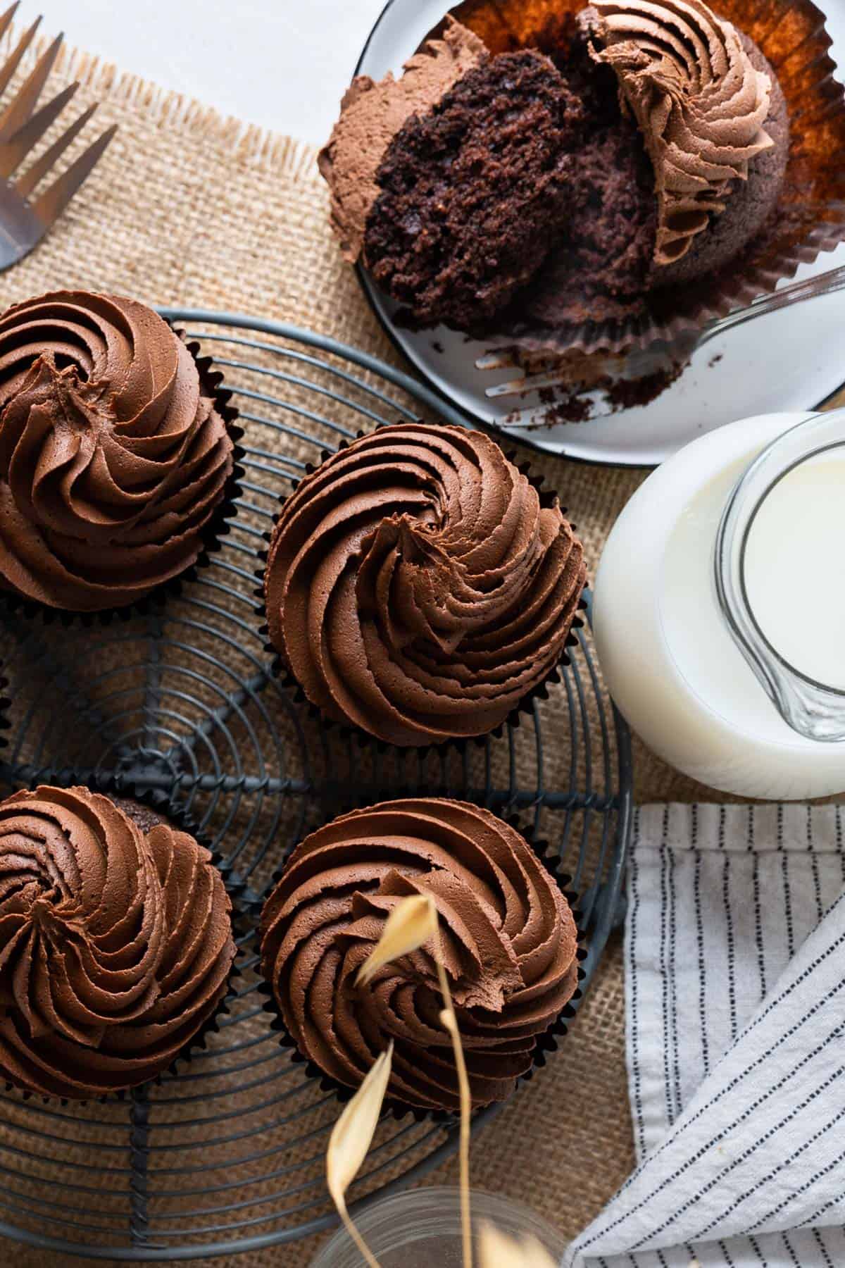 Cupcakes de chocolate saludables sobre una rejilla vistos desde arriba.