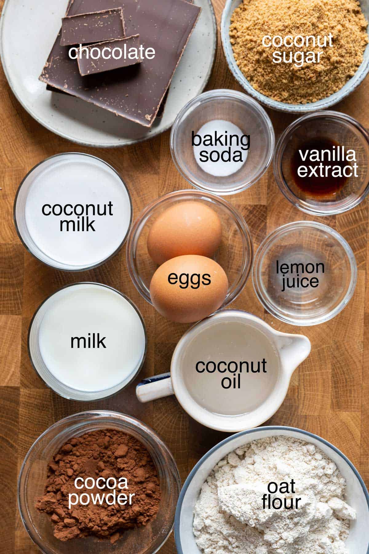 Ingredientes para hacer cupcakes de chocolate saludables.