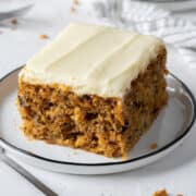 Porción de tarta en un plato.