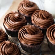 Cupcakes de chocolate saludables sobre una rejilla enfriando.