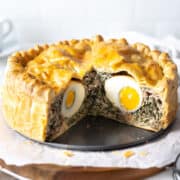 Una tarta entera con algunas porciones faltantes .