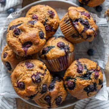 un plato con muffins de arándanos.