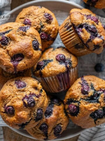 un plato con muffins de arándanos.