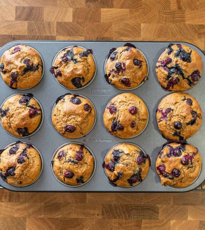 muffins horneados en la bandeja.