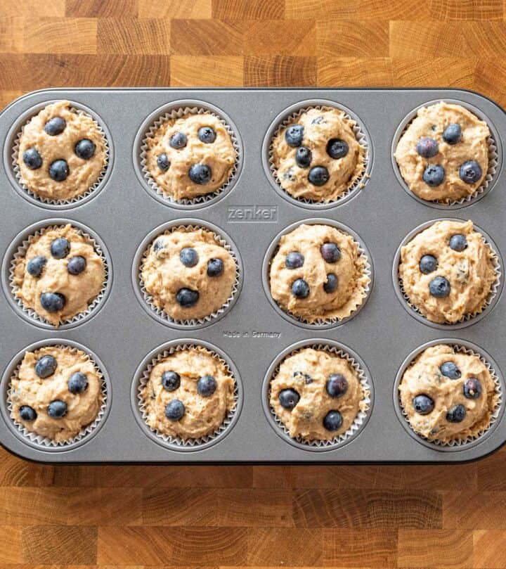 muffins crudos en la bandeja.