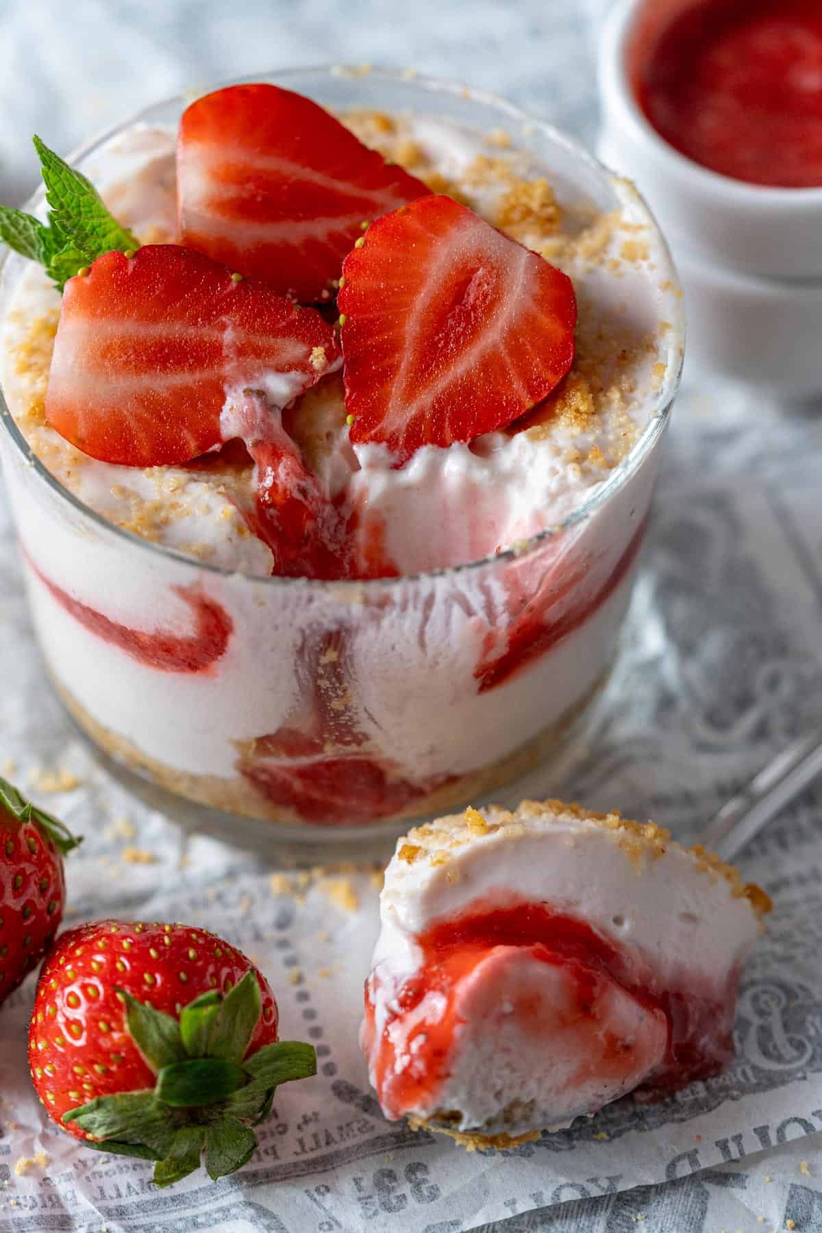 postre de fresa a medio comer.