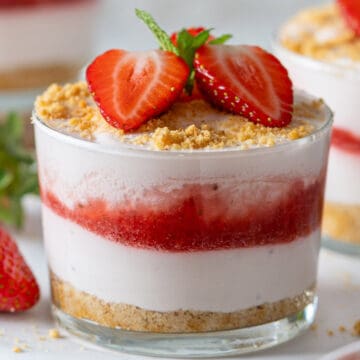 vaso con postre de fresa.