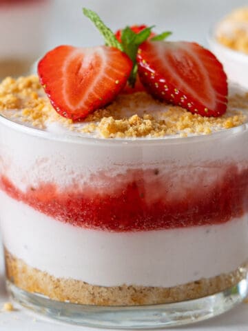 vaso con postre de fresa.