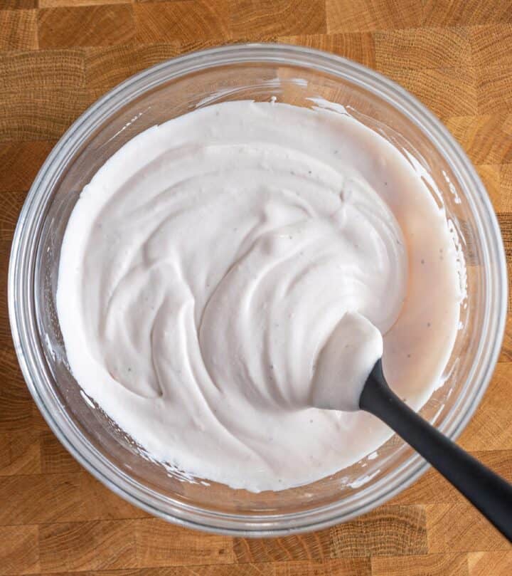 bowl con una crema rosa pálida.