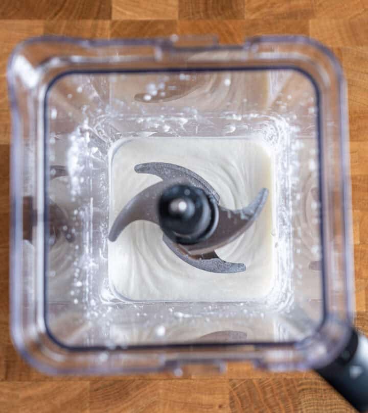 licuadora con una crema blanca.