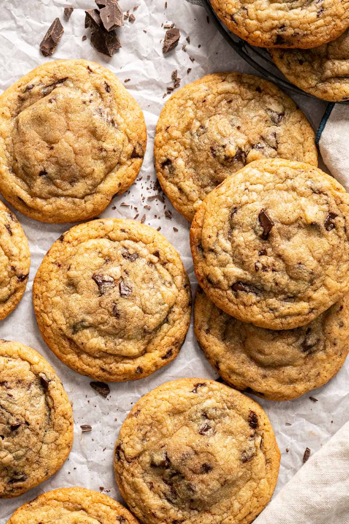 galletas con chispas de chocolate sobre papel de horno.