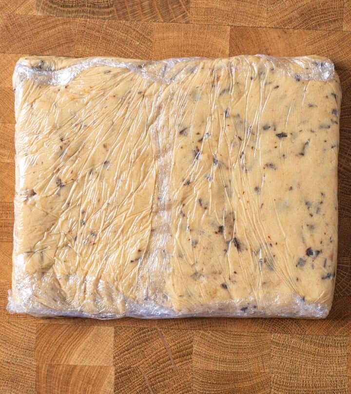 masa de galletas envuelta en papel film.