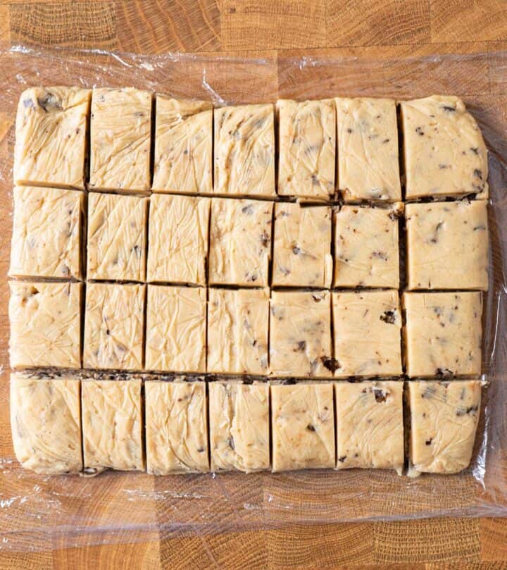 masa de galletas congelada cortada en cuadrados.