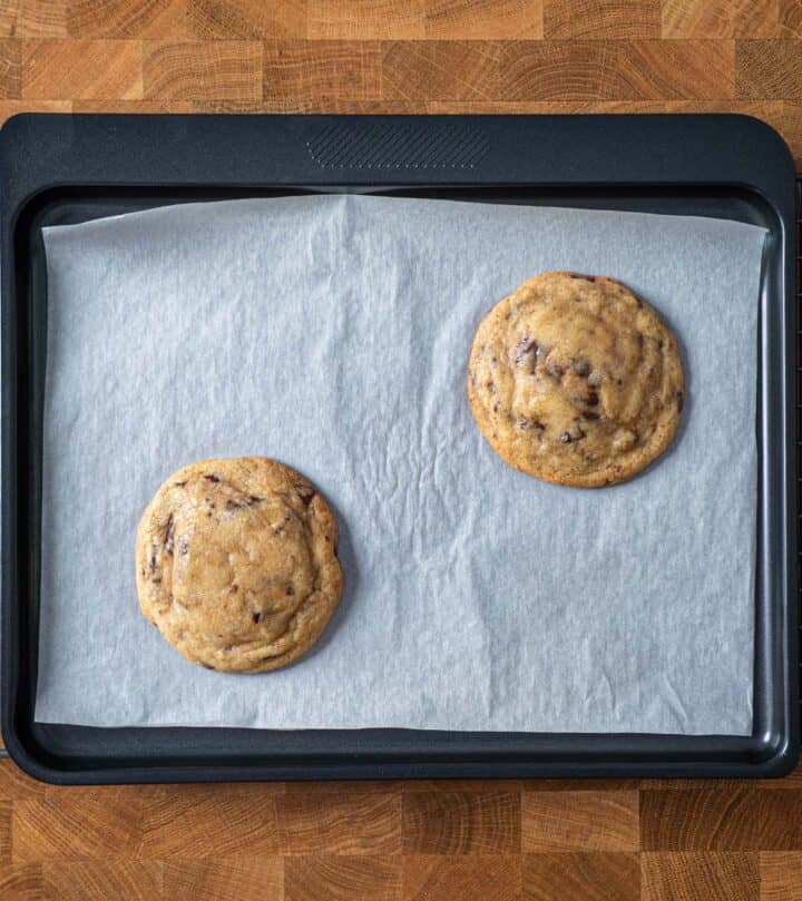 dos galletas recién horneadas.