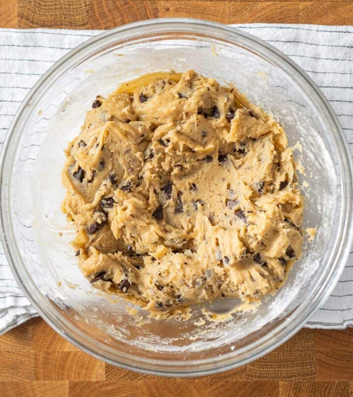 masa de galletas en un bol.