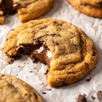 galleta rellena de Nutella derretida mordida.