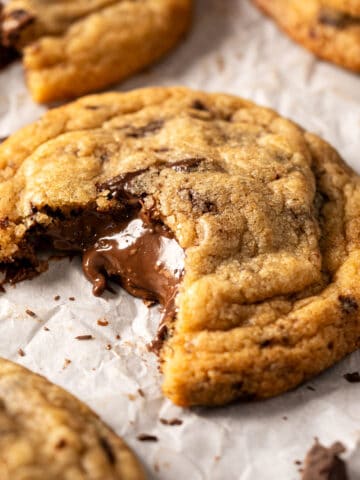 galleta rellena de Nutella derretida mordida.