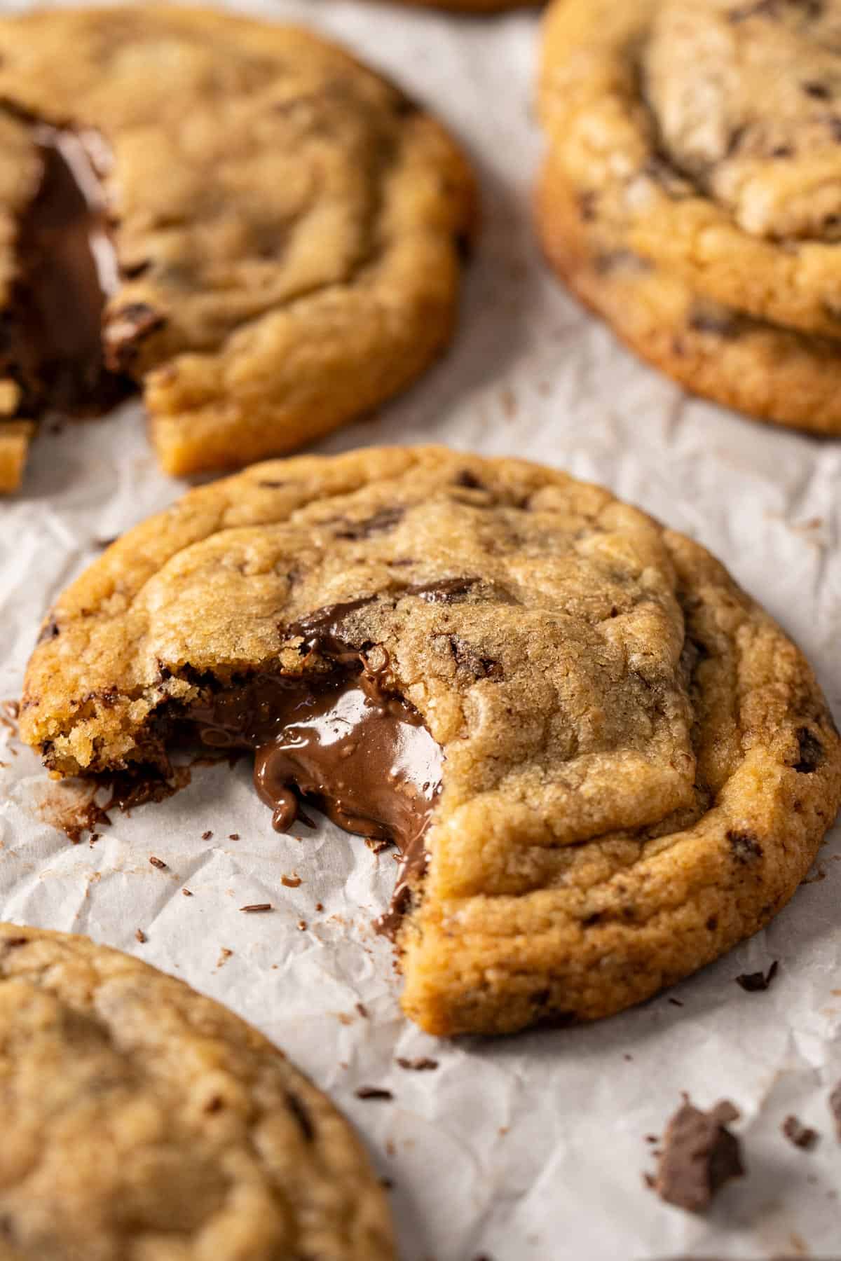 galleta mordida rellena de nutella.