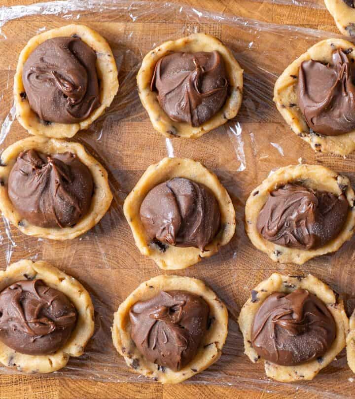 masa de galleta en forma de mini bols con el disco congelado de Nutella dentro.