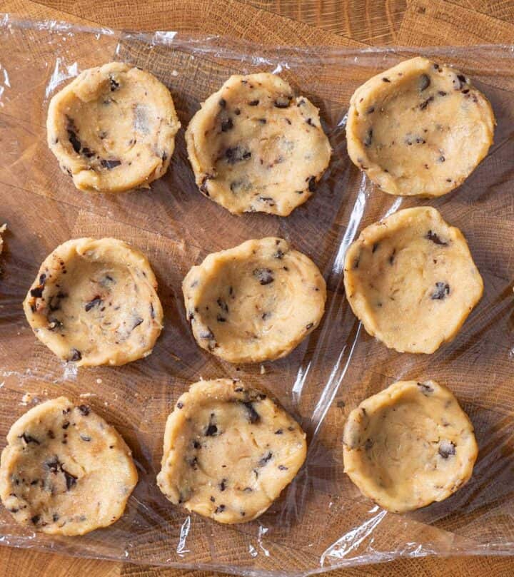 masa de galleta en forma de mini bols.